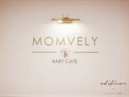 골드 픽처라이트가 비추는 베이비카페 시그니 월